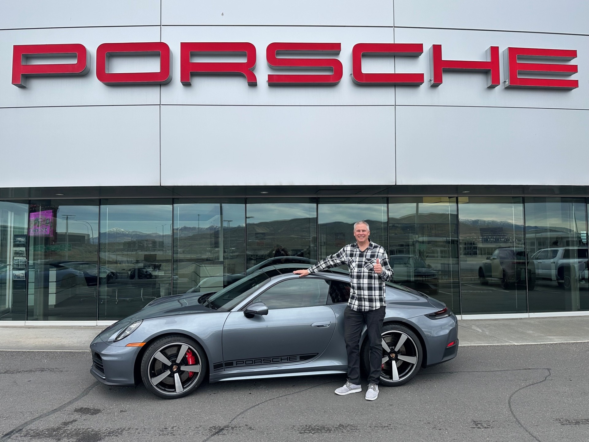 Cliente de Anderson Insurance con su Porsche 911 en Utah